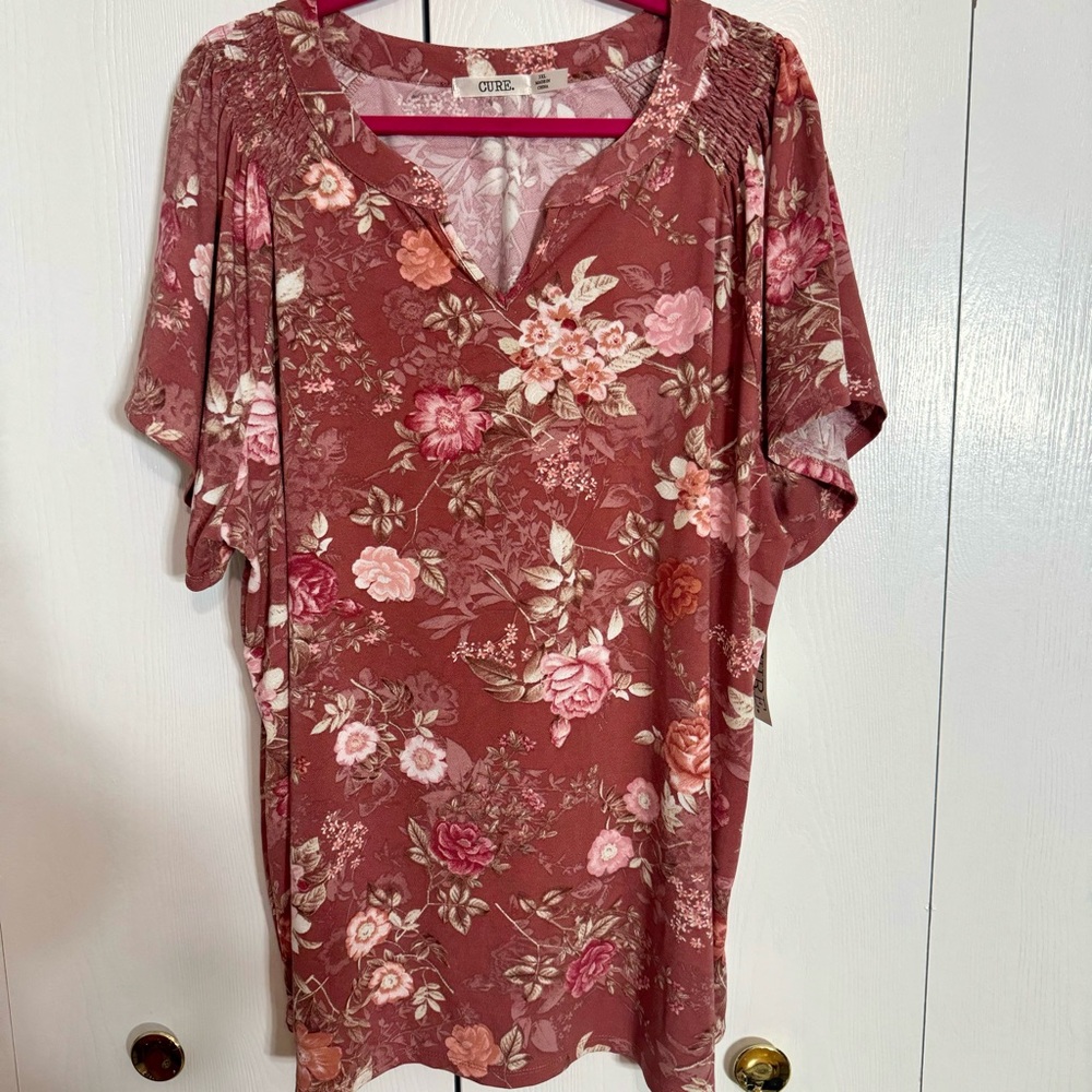 NWT. Cure 3X floral blouse top. Approx. 27” armpit to armpit and 31” long.